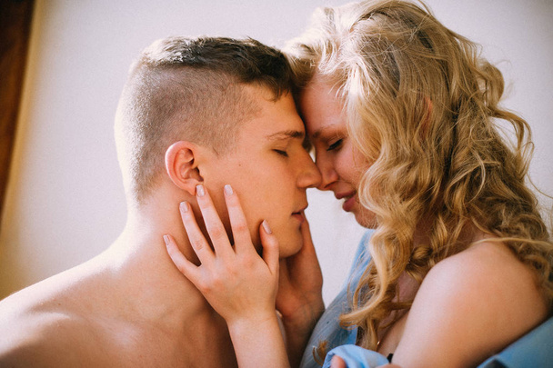 Jovem lindo casal amoroso abraçando e beijando, relações ternas
 - Foto, Imagem