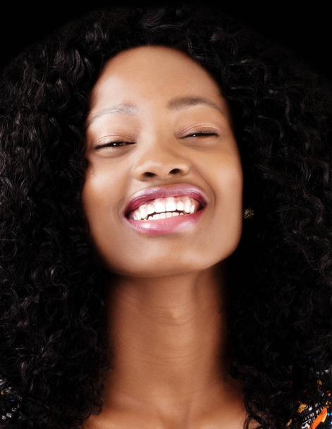 Gran sonrisa atractiva joven afroamericana mujer
 - Foto, imagen