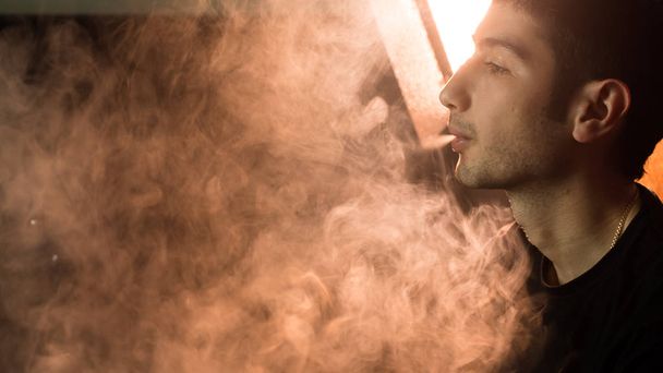 man smoking hookah - Fotoğraf, Görsel