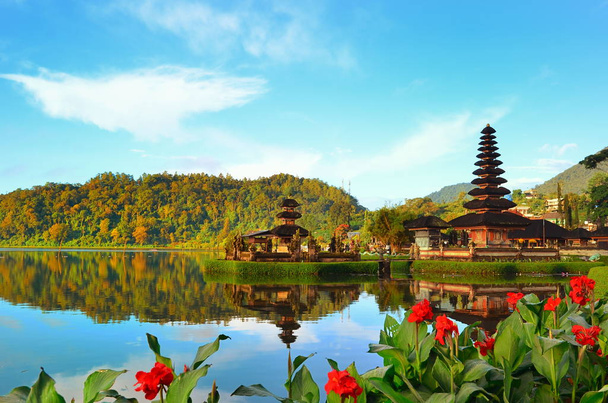 Храм Пура Улунь Дану на озере Бератан на Бали Индонезия
 - Фото, изображение