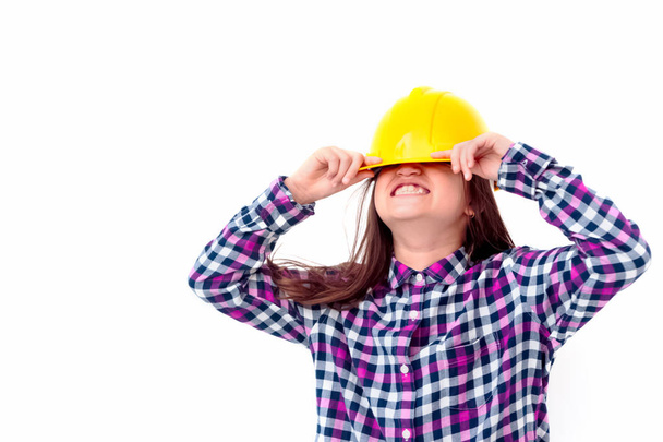 lustiges Ingenieurmädchen mit gelbem Helm auf weißem Rücken - Foto, Bild