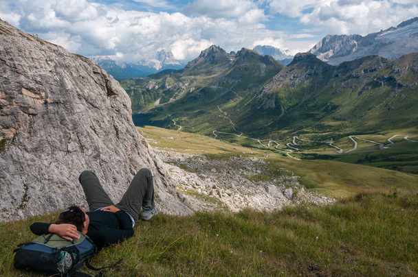 Young woman hiker enjoying view of mountains. - Valokuva, kuva