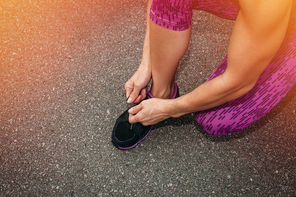 τρέχοντας παπούτσια - closeup της γυναίκας δένοντας κορδόνια - Φωτογραφία, εικόνα