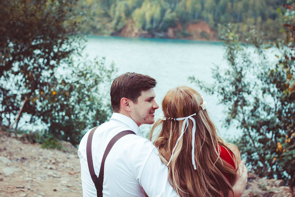 pareja sentada junto al lago en un banco
 - Foto, Imagen