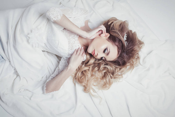 ベッドに横になっているドレスの花嫁 - 写真・画像