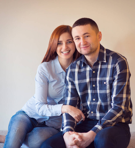 Portrét krásné šťastnému páru doma - Fotografie, Obrázek