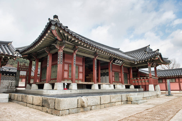 Suwon, South Korea - December 23, 2016:  Hwaseong Haenggung Palace - Beautiful Traditional Architecture. Photo taken on December 23, 2016 in Suwon, South Korea - Φωτογραφία, εικόνα