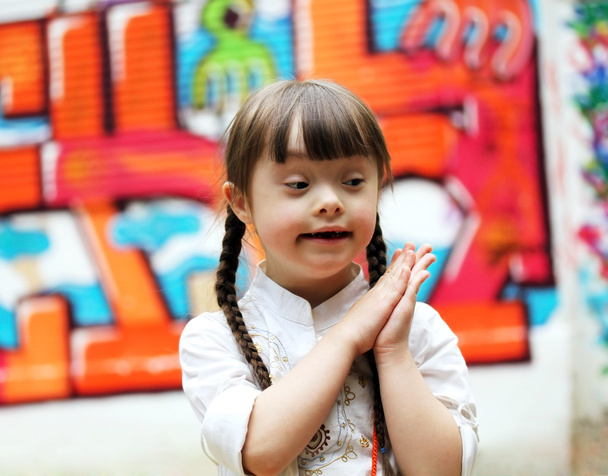 Портрет красивої дівчини на дитячому майданчику
. - Фото, зображення