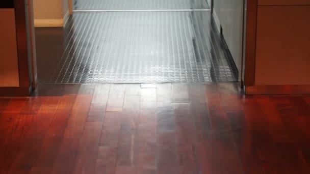 металлический пол перед лестницей пожарного выхода, смена материала архитектора для безопасности
   - Кадры, видео