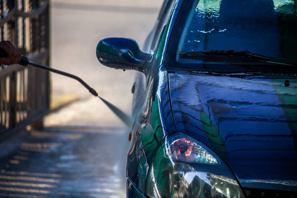 Mytí aut zblízka. Mytí aut pomocí vysokého tlaku vody - Fotografie, Obrázek