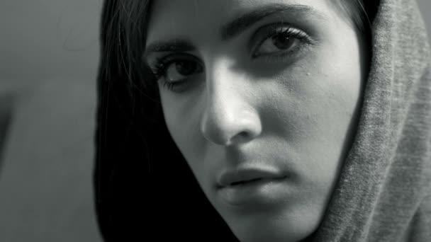  Mujer pensando en el problema en blanco y negro de cerca
 - Metraje, vídeo