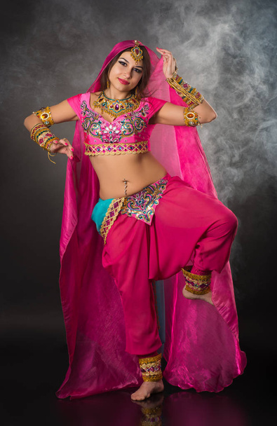 Dancing girl in Indian national dress - Zdjęcie, obraz