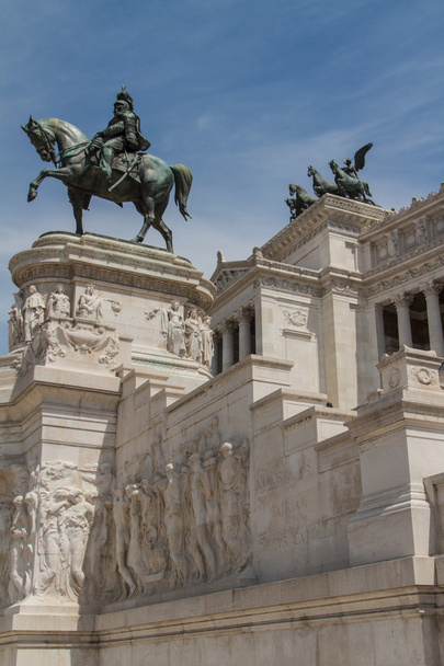 Equestrian monument to Victor Emmanuel II near Vittoriano at day - Foto, Imagem