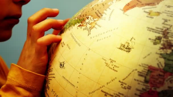 Globe és a gyerek kezét - Usa - 4k - Felvétel, videó