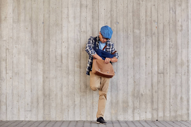 hipster man looking for something in his bag - Фото, зображення