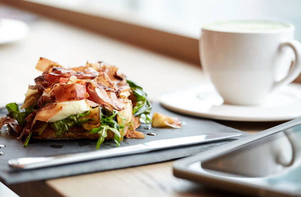 prosciutto ham salad on stone plate at restaurant - Foto, afbeelding