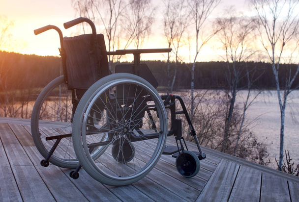  Leerer Rollstuhl in der Abenddämmerung - Foto, Bild