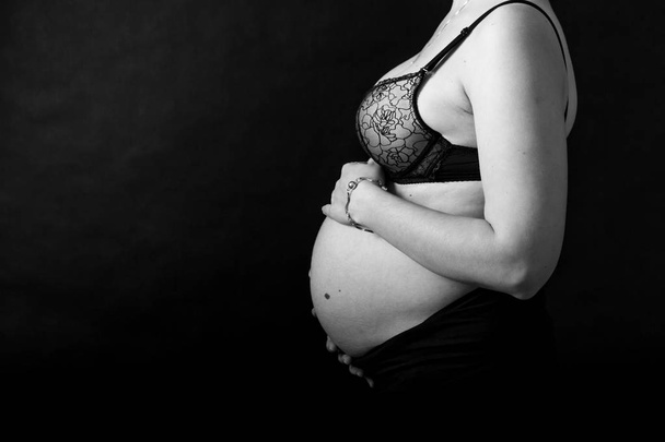 Těhotné ženy, které ukazují její břicho - Fotografie, Obrázek