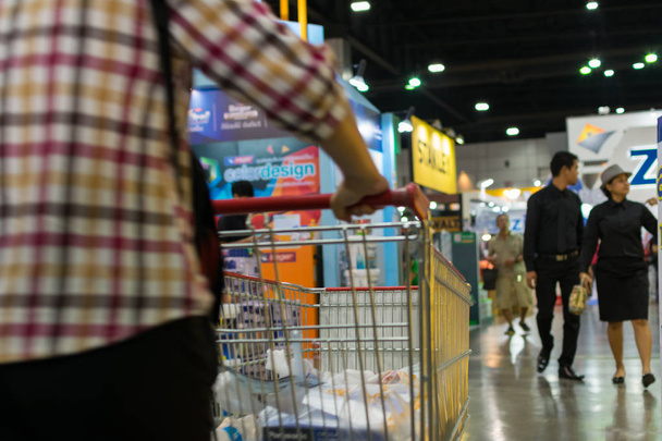 Woman and shopping cart - Foto, imagen