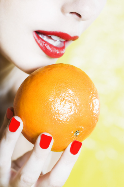 Beautiful Woman Portrait Showing a orange tangerine fruit - Fotoğraf, Görsel