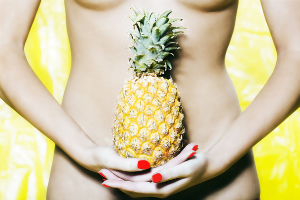 Woman Abdomen holding a pineapple - 写真・画像