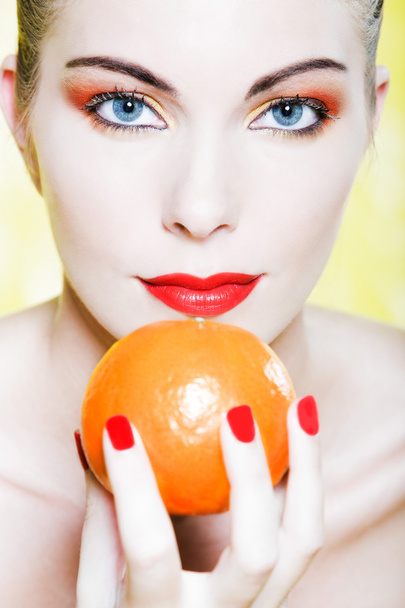 Woman portrait holding a mandarine - Foto, Imagem