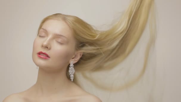 schöne langhaarige Blondine - Filmmaterial, Video