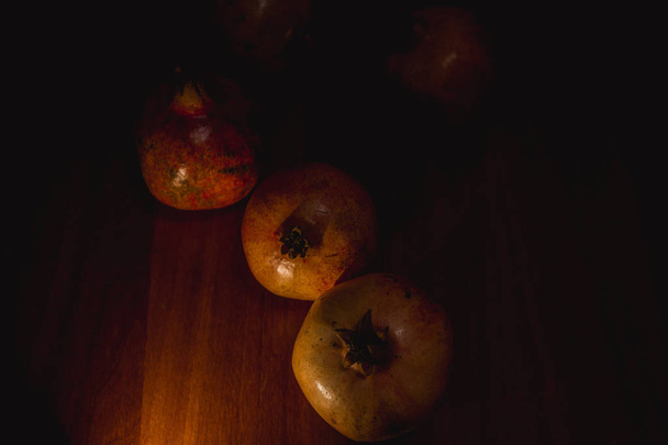 Гранатні фрукти на столі
 - Фото, зображення
