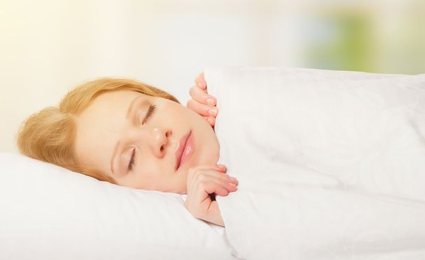 Belle femme dormant dans un filet de lit blanc
 - Photo, image