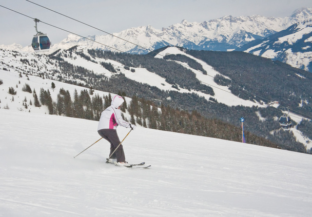 女性はスキー場でスキーします。. - 写真・画像