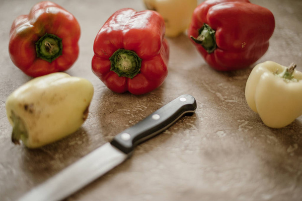 paprika and knife - Foto, Imagen