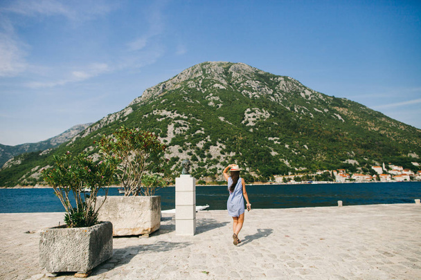 romantic woman walk on beach - Foto, Bild