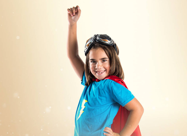 Schattig klein meisje gekleed als superheld - Foto, afbeelding