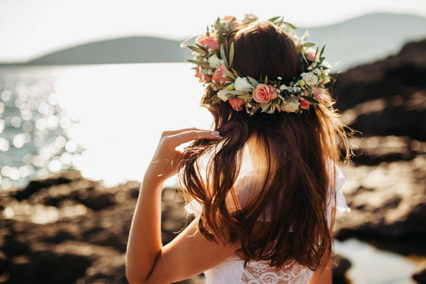 woman in bridal wreath on beach - Foto, immagini