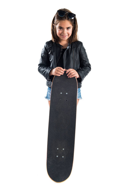 Schattige brunette meisje speelt met skate - Foto, afbeelding
