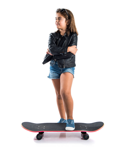 かわいいブルネットの女の子のスケート - 写真・画像