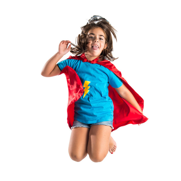 Милая маленькая девочка, одетая как супергерой и прыгающая
 - Фото, изображение