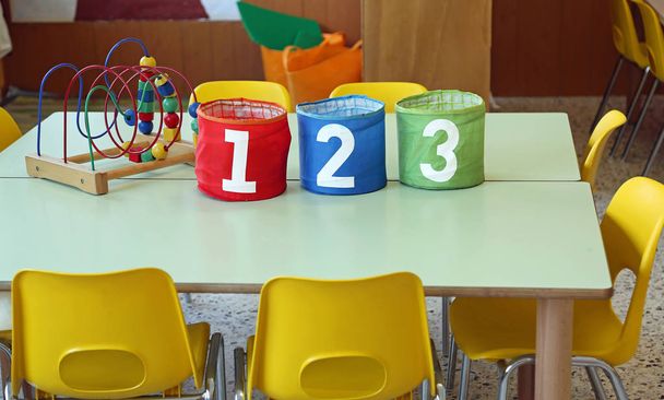 drei Gläser mit großer Schrift 1 2 3 in ein Klassenzimmer im Kindergarten w - Foto, Bild