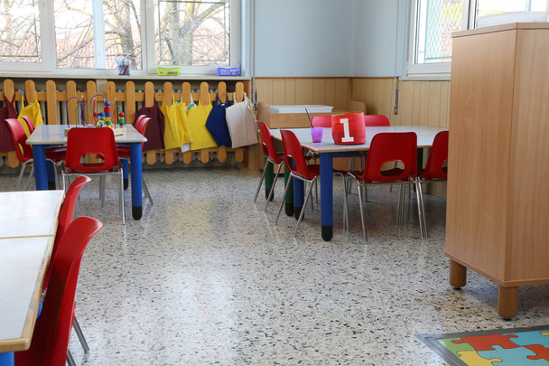 muchas mesas con sillas y juguetes en un preescolar para niños
 - Foto, imagen