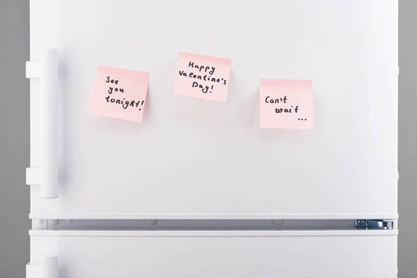 Love notes on pink sticky paper on white refrigerator door - Foto, Bild