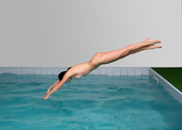 mooie naakte vrouw springt in zwembad - Foto, afbeelding