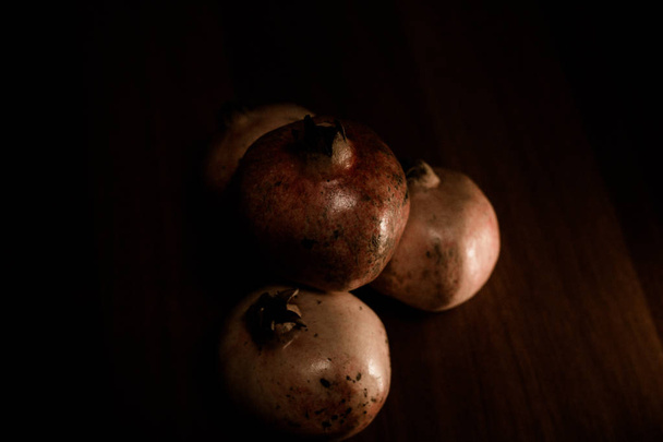 гранатовые фрукты на столе - Фото, изображение