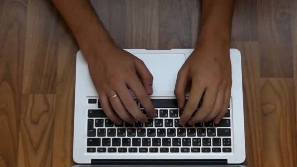 zwei Hände tippen schnell auf einer silbern aussehenden Tastatur. - Filmmaterial, Video