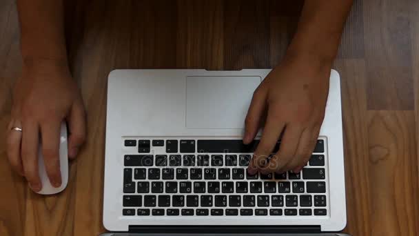 Één Hand typen op een Laptop en de tweede spelen-muis op een bureau. - Video