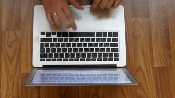 Handen snel typen op een zilveren op zoek Laptop. - Video