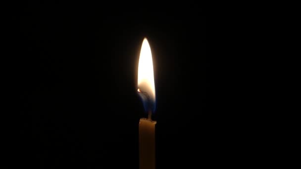 eine brennende dünne Kerze, deren Flamme nachts blinkt. - Filmmaterial, Video