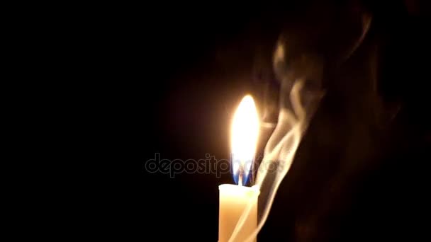 Entzündete Kerzenflamme mit eindrucksvollem Rauch in der Nacht. - Filmmaterial, Video