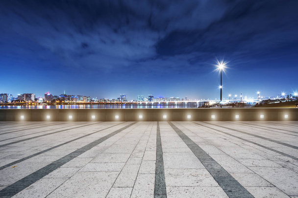 paisaje urbano y horizonte de la ciudad por la noche desde el suelo
 - Foto, Imagen