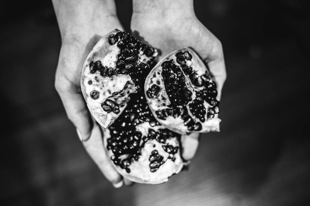 Ρόδι φρούτα στα χέρια της γυναίκας - Φωτογραφία, εικόνα