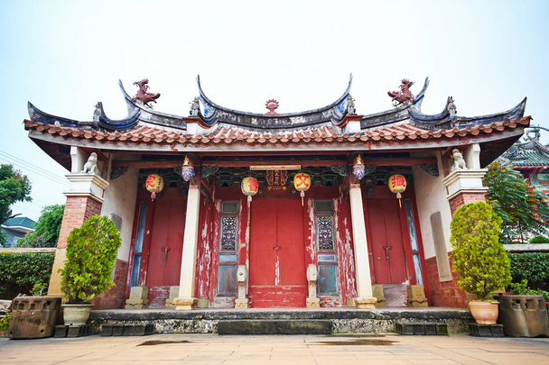 Traditional oriental temple with beautiful decoration in Taiwan (Chinese Translation on lantern:Jen-wen Academy, on board:improve the society by education) - Φωτογραφία, εικόνα